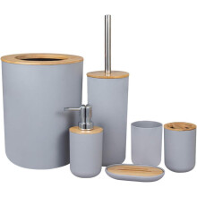 Collection d'accessoires de salle de bain, ensemble en bambou et plastique : brosse de toilette, poubelle, porte-brosse à dents. Design élégant