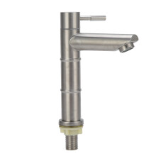 Torneira monocomando em aço inoxidável com design moderno, fácil de limpar e durável, ideal para uso em cozinhas e banheiros.
