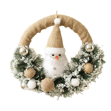 Festlig juldekoration, bär- och tallkrans med dockor till jul, förbelyst med varmvita LED-lampor, hängande dekor för inomhus- och utomhusbruk