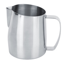 Jarra elegante em aço inoxidável para espumar leite, com cabo ergonômico que oferece uma pegada segura durante a criação de latte art e