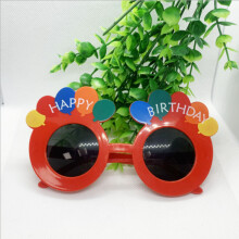 Artículos esenciales para fiestas, gafas de sol de cumpleaños y gafas originales, ideales para reuniones temáticas y ocasiones festivas.