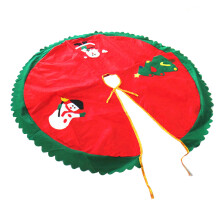 Tapis de sapin orné de délicates broderies pour une ambiance de Noël