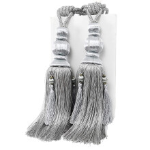 Embrasses de rideaux Ă pompons chics, faciles Ă utiliser pour habiller les fenĂŞtres de votre chambre.