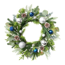 Klassieke kerstelementen: 50 cm verlichte kerstkrans met sparrentakken en zilverkleurige bessen voor de voordeur of als decoratie voor een bruiloft.