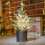 Αγροικία Σικ: Τεχνητό πεύκο με τροφοδοσία USB με ζεστά λευκά φώτα LED, μεταλλική βάση 2