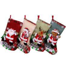 Štýlové vianočné pančuchy z jutovej látky na dekoráciu krbu, vianočné pančuchy so snehuliakom a Santa Clausom, perfektná sviatočná