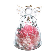 Romantische Engelsfiguren in einer durchsichtigen Glasvitrine, konservierte Rosen als Geschenk, einzigartiges Symbol ewiger Liebe für die