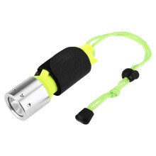 Linterna subacuática para buceadores y aventureros, resistente al agua y recargable para excursiones sin fin.