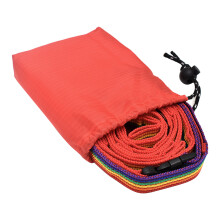 Cordão de segurança para atividades ao ar livre, como camping e viagens. Corda ajustável nas cores do arco-íris com sistema de fivela. Alça