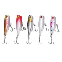 Oberflächenköder, Crankbait mit starken Angelhaken und Glanzlackierung, schwimmender und sinkender Köderfisch mit realistischer Schwimmbewegung,