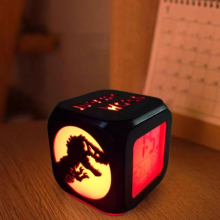 Jurassic Park Dinosaurier 3D Stereo Kleiner Wecker Kreatives LED-Nachtlicht Elektronischer Wecker Nachttischwecker Schlafzimmer Ambientelicht