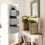 Solução prática e elegante para organizar objetos atrás da porta em qualquer cômodo. 2
