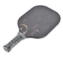 Pickleball-padler dekket av helkarbonfiber med komfortabelt grep og fokus på sportstrening, designet for forbedret energioverføring og jevn ytelse.