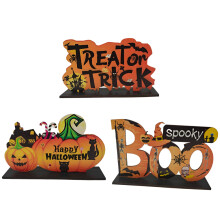 Centros de mesa de madeira para o Halloween, decoração de abóbora "Boo!" para um escritório em casa festivo.