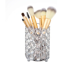 Modern design make-up organizer met gouden kristallen en glitters, zilverkleurig, esthetisch en functioneel accessoire voor op de kaptafel.