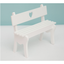 Elegante weiße Miniaturbank, handgefertigte Holzdekoration für Mikrolandschaften und als Fotorequisite für die Heimdekoration