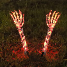 Halloween dekorációk, kültéri halloweeni dekoráció megvilágított csontváz karókkal, ijesztő, valósághű csontvázak temetőbe, gyepre,