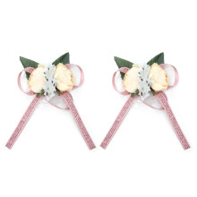 Set di corsage e boutonnière con fiori artificiali. Eleganti accessori floreali per matrimoni, balli di fine anno e feste. Materiale di alta
