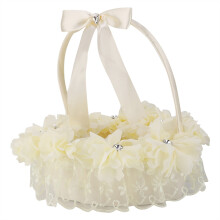 Decor romantic pentru ceremonie: Coșuleț cu flori pentru fetițe, cu dantelă albă și accente de strasuri, pentru o petrecere de nuntă de vis