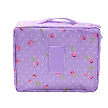 Multifunktionale Kosmetiktasche, geeignet für Toilettenartikel und Accessoires. Stilvoller lila Kirschprint. Atmungsaktives Außenmaterial und