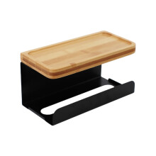 Toiletpapierhouder voor aan de muur, afgewerkt met natuurlijk massief hout, met een speels ontwerp geïnspireerd op de kerstmanfiguurtjes. Inclusief