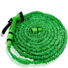 Mangueira de jardim com proteção têxtil avançada e conexões de latão para resistência à corrosão em seu quintal e casa.
