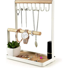 Fuldt samlet smykkeholder med neutral stil, robust metalstruktur der sikrer langvarig brug, polstret bund for lydløs drift, multifunktionel