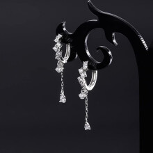 Ohrhänger mit Zirkonia im Tropfen-Design, Kettenohrringe in Tropfenform, hypoallergenes Material, Sterlingsilber.