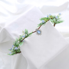 Tiara élfica, com design característico e requintado, cores vibrantes e agradáveis, adornada com flores secas, ideal para festas, festivais e
