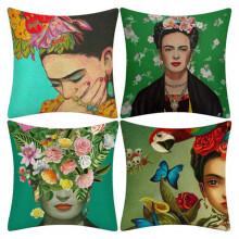 Coussin décoratif d'inspiration mexicaine, orné d'une œuvre d'art éclectique et vibrante représentant un autoportrait de Frida Kahlo, en