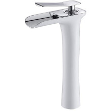 Wastafelkraan, gouden watervalkraan, messing badkamerkraan, puur witte gelakte afwerking, instelbare warm- en koudwateruitloop, watervalontwerp voor