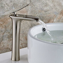 Luxe badkamerkraan met een uniek hendelontwerp en 30% waterbesparing dankzij geavanceerde perlatortechnologie (duurzaam messing garandeert een lange