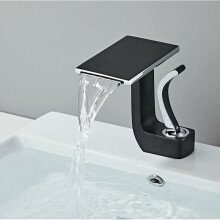 Schwarzer Waschtischhahn mit Schnellreinigungs-Luftsprudler, der Luft und Wasser für einen mühelosen Wasserfluss mischt.