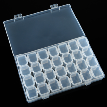 Multifunctionele opbergdoos van transparant plastic, compact formaat voor het opbergen van sieradenkralen en andere creatieve projecten.