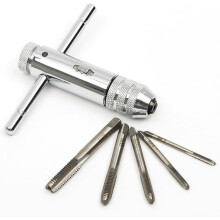 Chave de rosqueamento com catraca e cabo em T, acabamento cromado que garante durabilidade, compacta e prática para todas as suas necessidades de