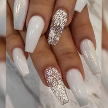Feestelijke manicure voor de wintervakantie, kunstnagels in een korte, coffin-vormige nagelvorm geïnspireerd op sneeuwvlokken, winterse designs voor
