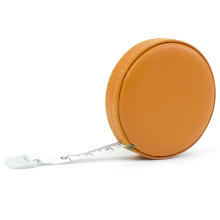 Flexibel, oprolbaar meetlint van PVC-plastic, met een zachte leren hoes die superieure bescherming en stijl biedt voor het naaien van stoffen.
