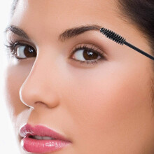 Eyelash Curler Tool with Built-in Comb, Stainless Steel Eyelash Curler Suitable for Any Eye Shapes and Sizes, Pinch Pain-Free Metal Lash Curler with
