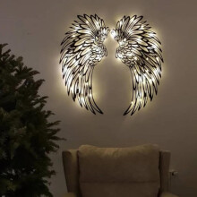 Kunstnerisk eleganse: Veggkunst i metall med englevinger og uthulet design for en unik vri på klassisk innredning
