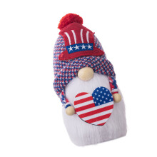 Gnome du jour de l'indépendance américaine avec nains en-amour