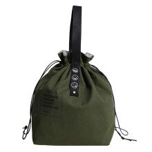 Stijlvolle picknicktas van canvas, opvouwbaar en geïsoleerd, met brede opening, onmisbaar voor buitenmaaltijden.