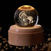 Drehbarer Kristallglobus mit 3D-Gravur, Spieluhr mit Holzsockel und LED-Projektionslicht, leuchtende, per USB aufladbare Kristallkugel – das