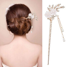 Presilha de cabelo artesanal em material durável com design clássico de borla, ideal para casamentos e fantasias de cosplay.