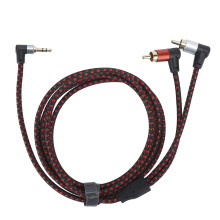 Cabo de áudio com design em ângulo reto para smartphones e sistemas de entretenimento doméstico. A capa protetora de nylon garante durabilidade e