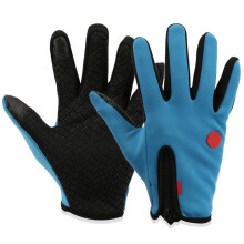 Skihandschoenen en thermische handschoenen tonen krasbestendigheid en touchscreenfunctionaliteit.