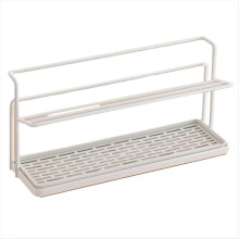 Escorredor de garrafas com design compacto de dois níveis, ideal para organizar garrafas na bancada da pia da cozinha.