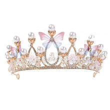 Tiara infantil com design vintage, pérolas transparentes e strass, acessório para ocasiões especiais, ideal para casamentos e aniversários.