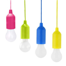 Corda Tarraingthe Corda Inchoigeartaithe Lampa Solais Crochta LED atá á oibriú ag ceallraí Solas Maisiúil le húsáid faoi dhíon agus lasmuigh