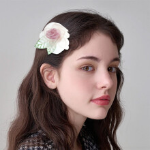 Pince à cheveux rose pour femme, accessoire de cheveux mignon et léger, faite main en alliage et organza orné de perles, idéale pour