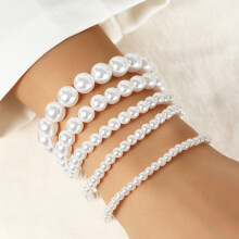 Brautjungfernarmbänder für Damen, Set mit weißen Perlenarmbändern mit elastischem Design, stapelbare Kunstperlenarmbänder, eleganter Brautschmuck